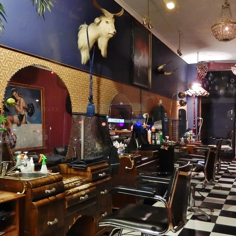 Sala de la barbería con sillones y espejos